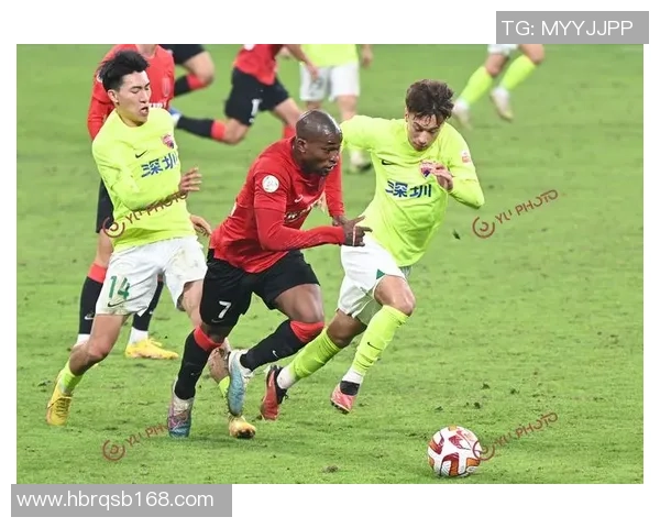 足球巨星赛场内外展现萌趣瞬间温暖球迷心灵